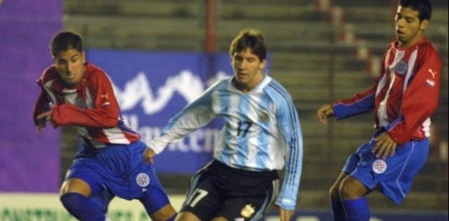 开云电子-【钩沉】2004年6月29日 梅西首穿阿根廷蓝白剑条衫!